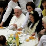 Papa Francisco almoça com 1.500 pobres: desejemos o bem um ao outro